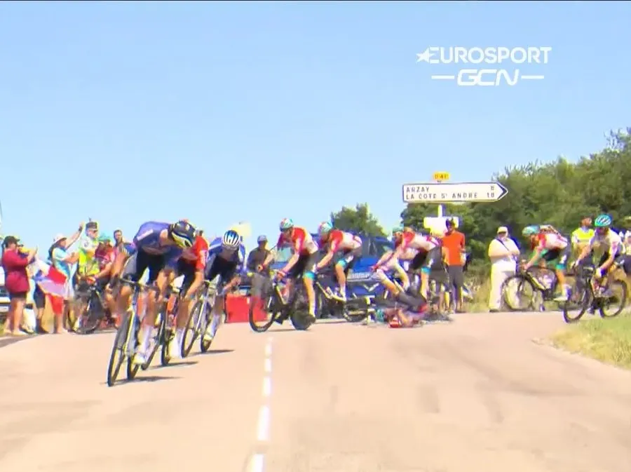 🎥 Sprinttrein Lotto Soudal ontspoort: Gilbert vliegt rechtdoor, sprinter Caleb Ewan gehavend