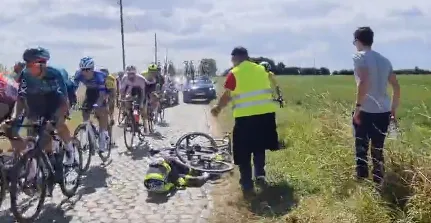 🎥 Update | Biniam Girmay heeft geen ernstige blessures na val op kasseistrook