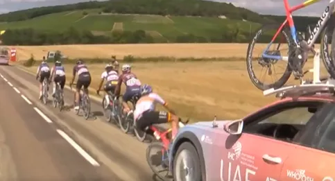 🎥 Tourfavoriete Mavi García wordt van de fiets gereden door eigen ploegleider