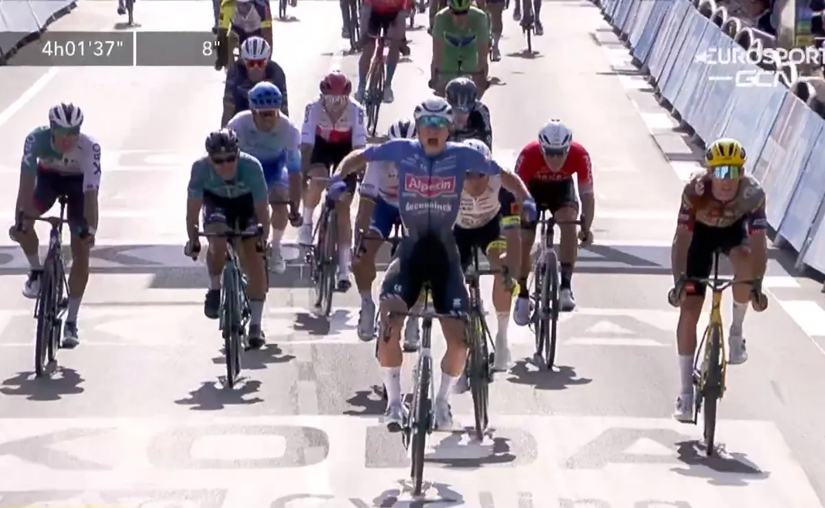 🎥 Philipsen juicht, daar Van Aert wint: 'Ik maak me helemaal belachelijk'