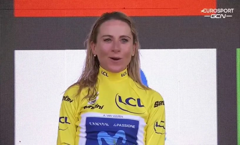 🎥 Van Vleuten zingt het Wilhelmus mee een speecht in het geel: 'De Tour de Femmes leeft!'