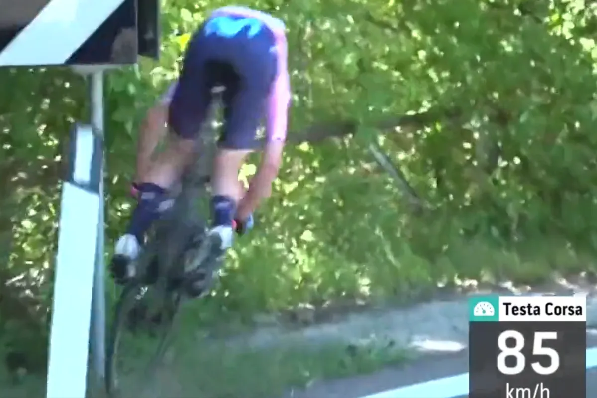 🎥 Van Vleuten klapt in slotafdaling tegen verkeersbord, maar wint alsnog in Giro Donne