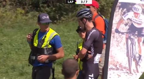 🎥 Drama voor Alpecin-Deceuninck en Sam Gaze op WK; renner verliest controle tijdens jump en crasht uit