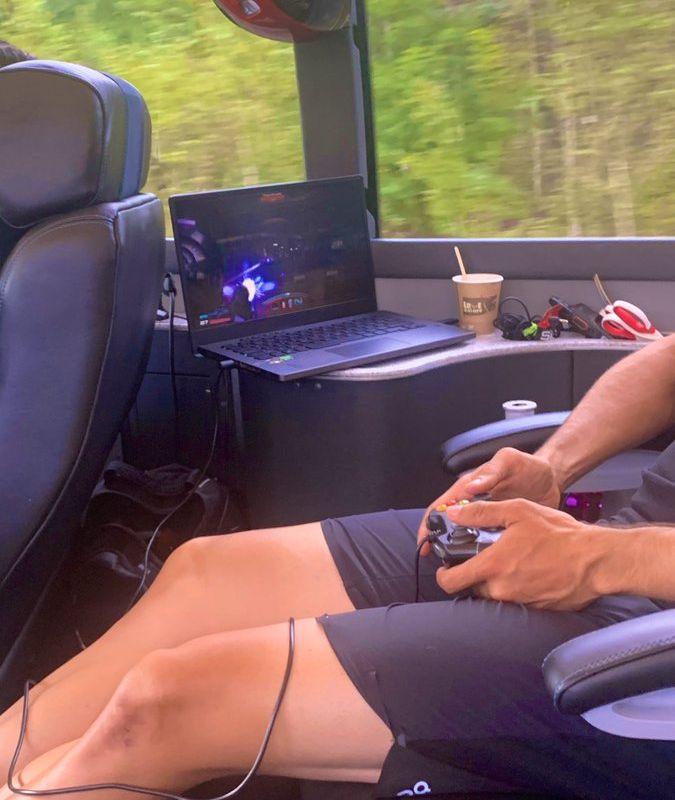 Ondertussen in het peloton | INEOS Grenadiers-renner op de Xbox in bus, maar wie is het?