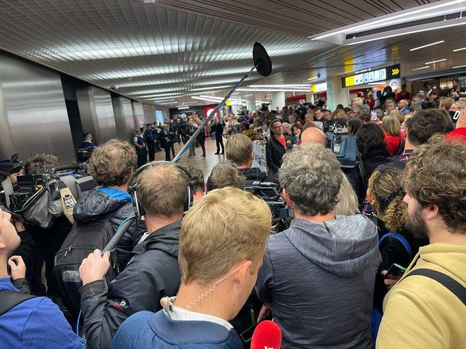 Evenepoel opgevangen door mensenmassa op vliegveld van Zaventem: 'Ben een beetje een rockster'