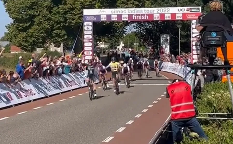 Team DSM heerst in Nederland: Wiebes gunt ploeggenote Kool de zege in Simac Ladies Tour