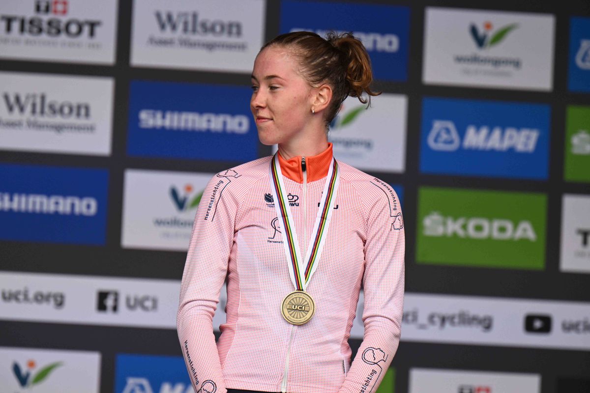 Nienke Vinke net naast het podium op EK tijdrijden, waar Italiaanse wint en Belgische brons pakt