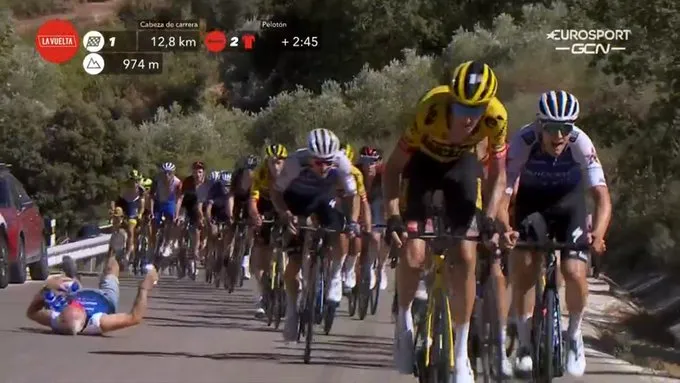 🎥 Verzorger Quick Step-Alpha Vinyl knalt op het asfalt bij aangeven bidon aan Evenepoel en co