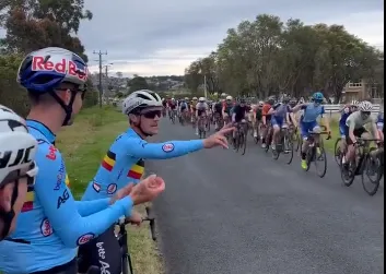 🎥 Jarige Van Aert en co moedigen Australiërs aan, die op hun beurt verbaasd zijn: 'Waar komen jullie van?'