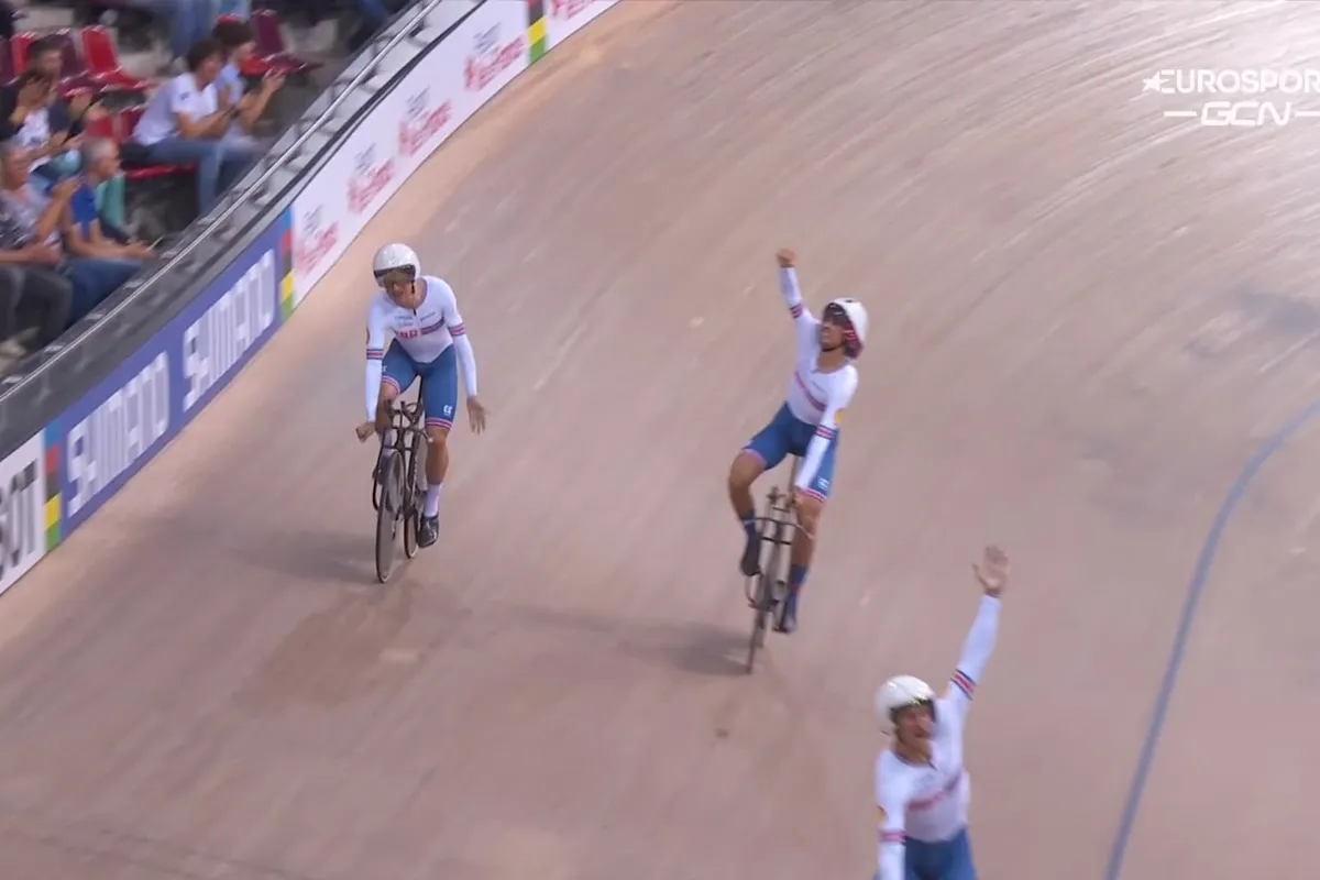 Groot-Brittannië (Hayter) klopt verrassend Italië (Ganna, Milan) op Ploegenachtervolging