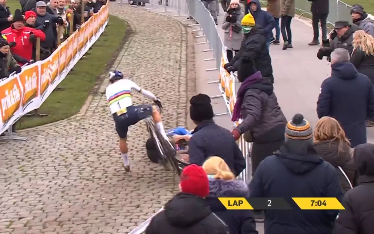 🎥 Van der Poel aangeslagen na harde val op kasseien in Superprestige Boom