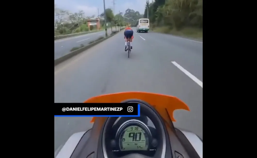 🎥 Sensationeel of onverantwoordelijk? Martínez (INEOS) knalt aan 90 per uur door Colombiaans verkeer