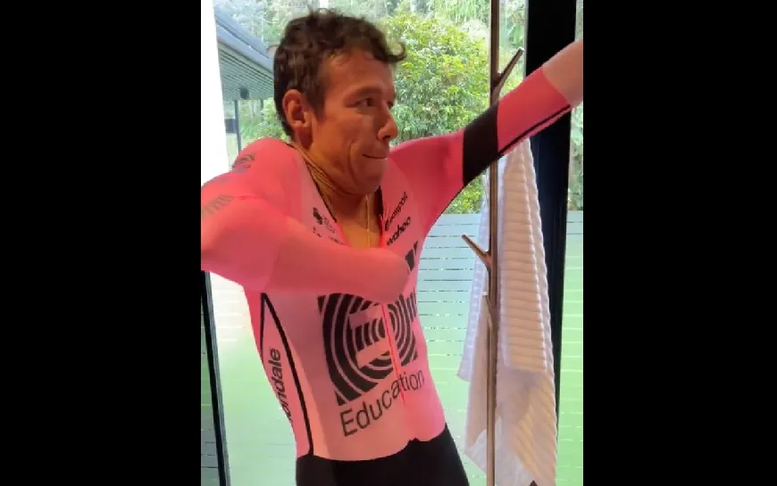 🎥 Hoe strak zit een tijdritpak? Rigoberto Urán nestelt zich in meer dan een minuut in EF-tenue