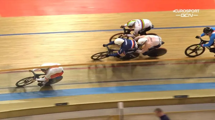 Hoogland daagt Lavreysen uit na verloren Keirin: 'Had zonder die bijna-crash wel willen zien wie er won'