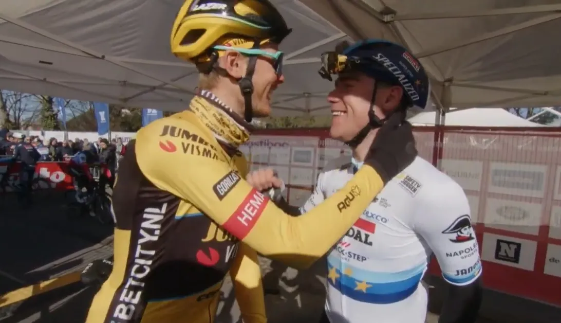 🎥 Hartelijke ontmoeting Van Baarle en Jakobsen eindigt in bindend advies: 'Niet te gek doen vandaag, hè!'