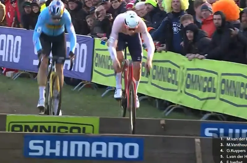 Briljante Van der Poel verrast Van Aert met golf van aanvallen en waanzinnige sprint bij WK veldrijden