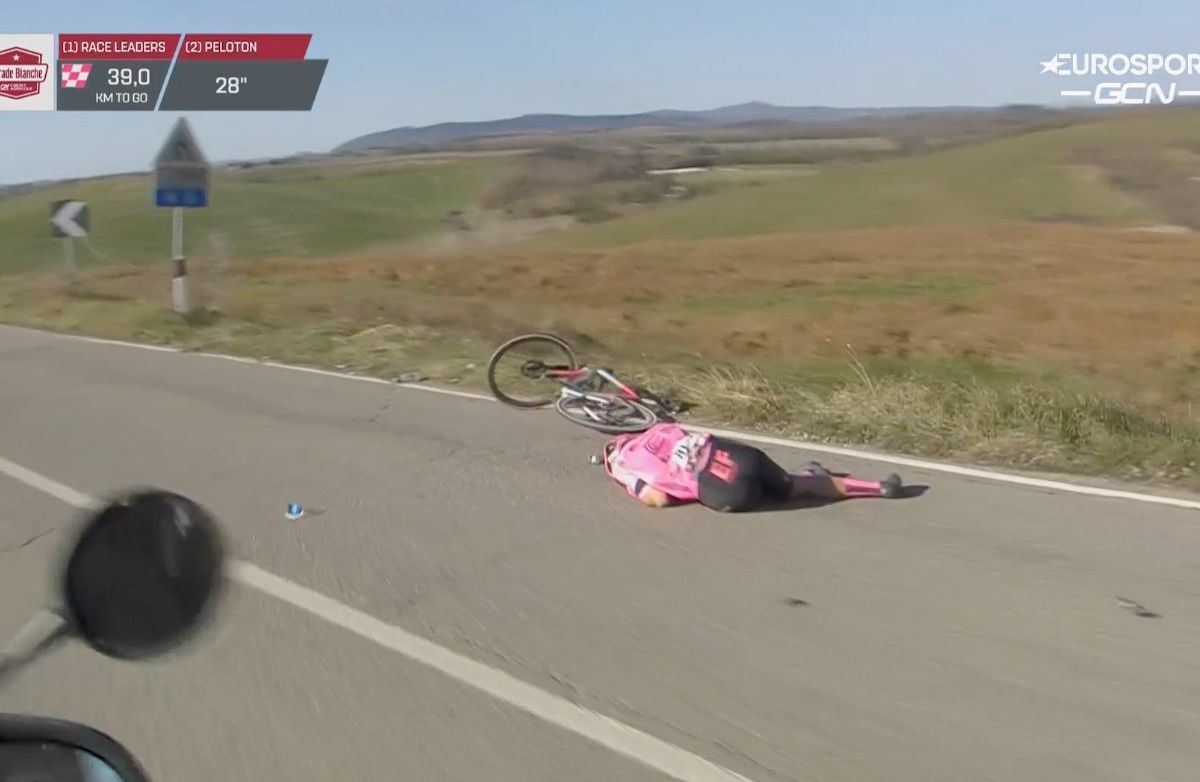 🎥 Bettiol - die Tirreno moet missen - deelt beelden van zijn val in Strade Bianche: 'Helm heeft leven gered'