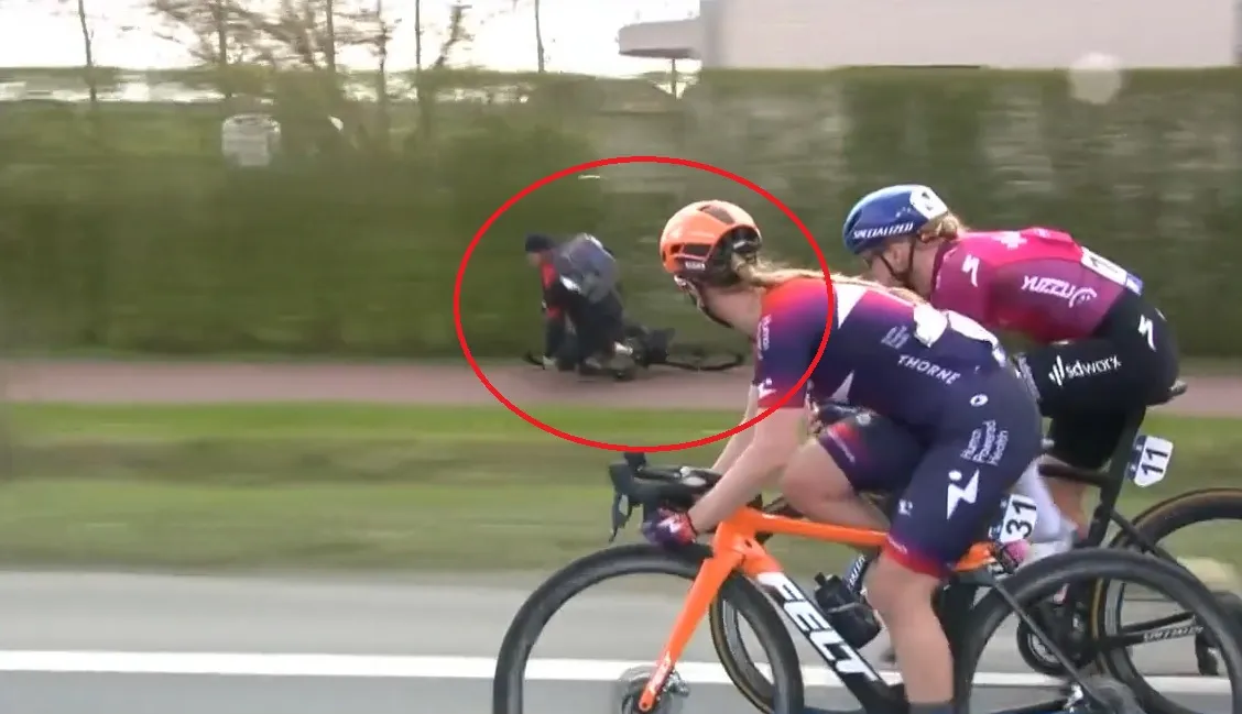 🎥 Meefietsende fan (zonder helm) hard onderuit in Brugge-De Panne voor vrouwen