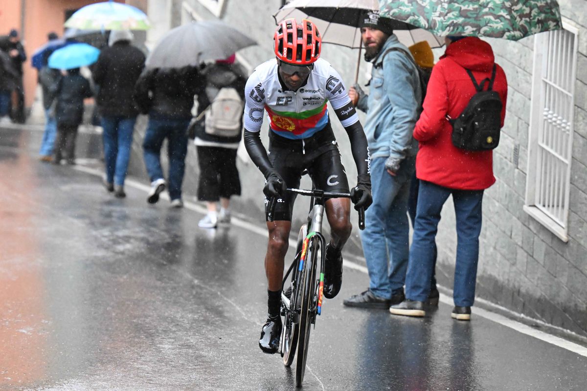 Ondertussen in het peloton | Kudus zwaargewond na val in afdaling GP La Marseillaise