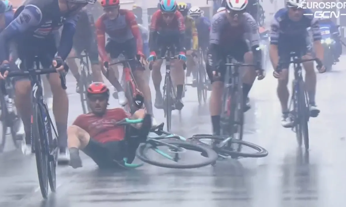 🎥 Blij dat ik glijd! Mozzato stuitert met handen los onderuit door hobbeltje in Brugge-De Panne