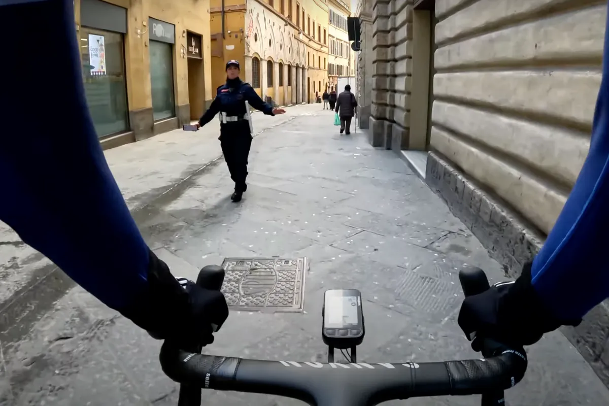 🎥 Pieterse verkent Strade Bianche: stuiterend door het grind en politie maant tot kalmte