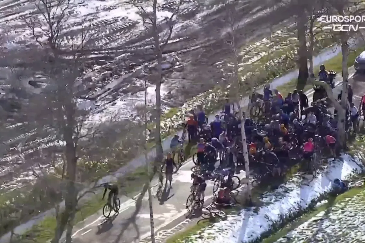 🎥 Hele peloton op een hoop na massale val in Ronde van Drenthe