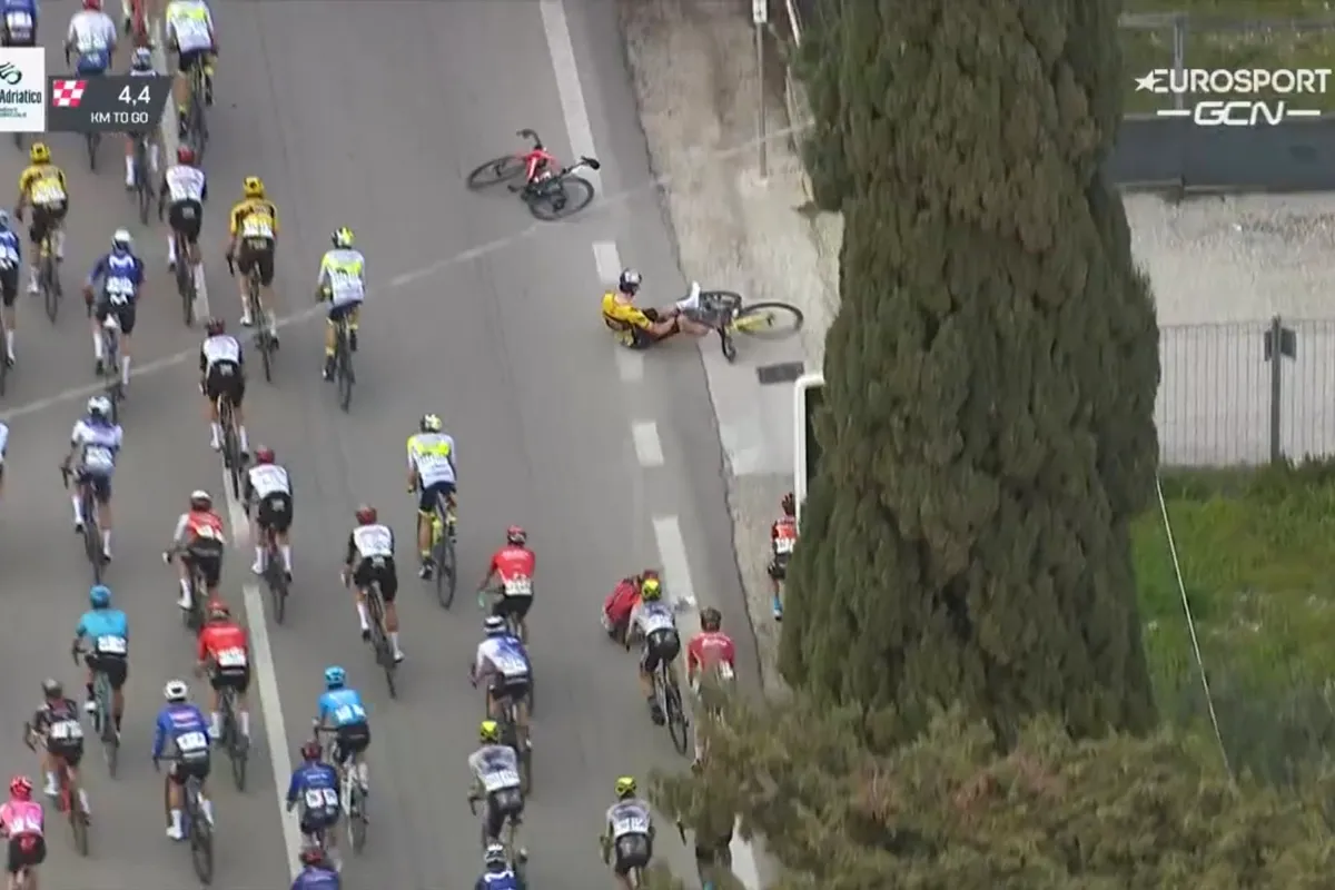 Van Aert 'goed geschaafd', maar optimistisch na crash: 'Niet mijn gewoonte om te vallen'