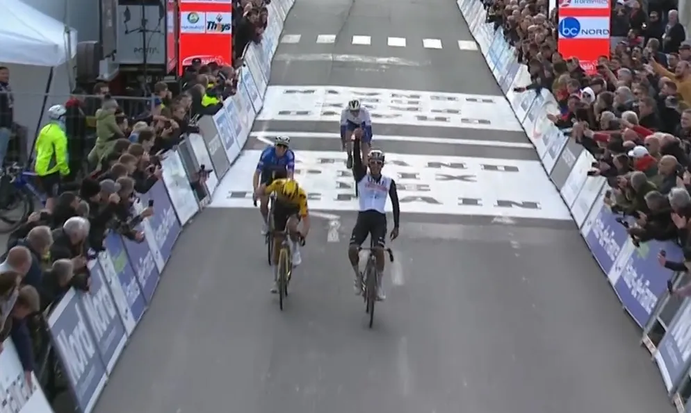 Chaos en spektakel troef in GP Denain: sprinter Molano wint, Van Dijke schiet uit pedaal en wordt tweede