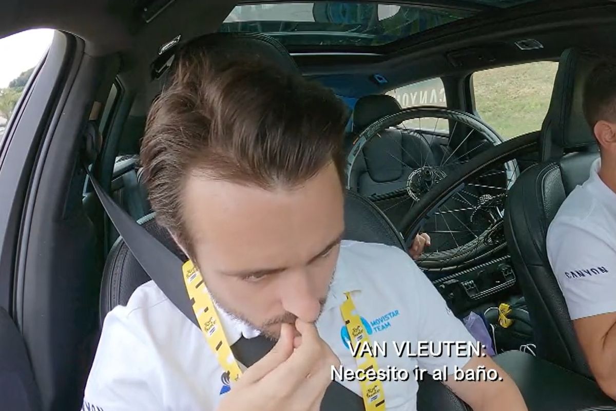 Ondertussen in het peloton | Van Vleuten lacht hardop om poep-scène uit Tour de France in Movistar-serie
