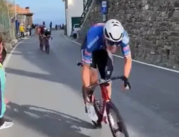 Ganna heeft op de top van de Poggio geen antwoord op de aanval van Van der Poel