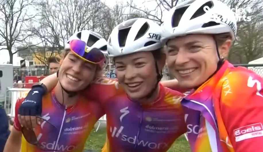 Interview | Demi Vollering 2.0 maakt indruk, ook naast de fiets: 'Heb Strade met Kopecky nabesproken'