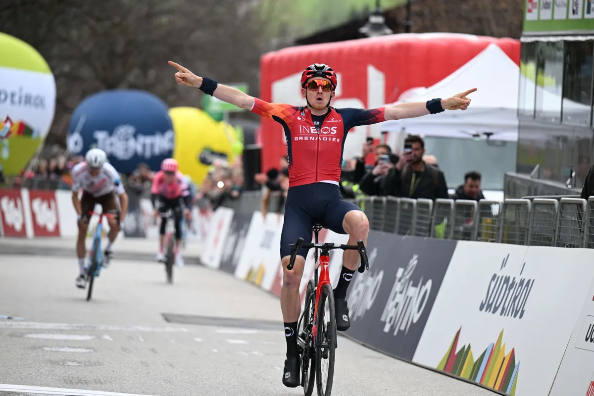 Geoghegan Hart rondt knap werk van INEOS af in eerste etappe Tour of the Alps, valse start voor Arensman