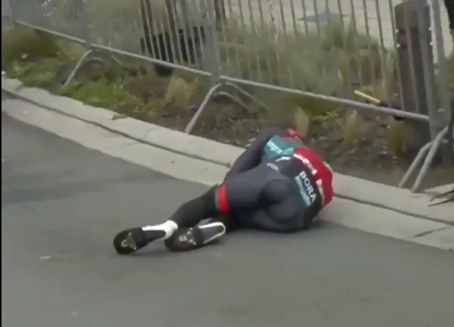 Danny van Poppel en Van der Hoorn vallen letterlijk uit de Ronde van Vlaanderen