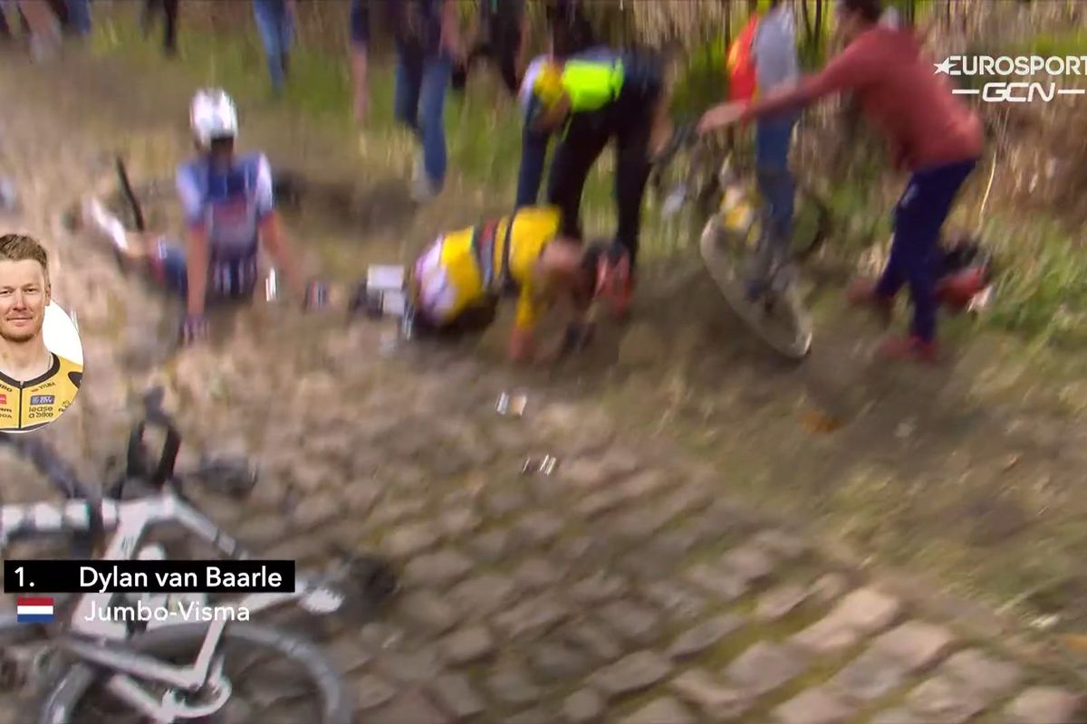 🎥 Van Baarle slachtoffer van Bos van Wallers, ook Sagan, Asgreen en Mohoric vallen hard in Parijs-Roubaix