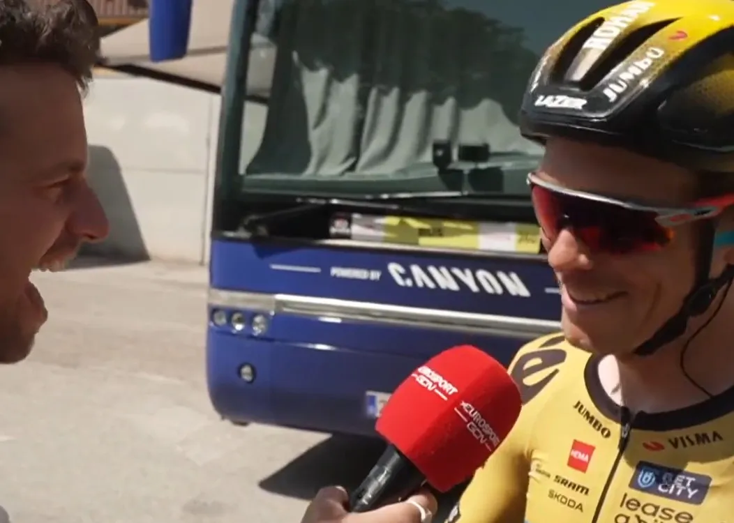 🎥 Dennis heeft idee om roze van Thomas af te pakken: 'We trekken hem gewoon aan zijn shirt'