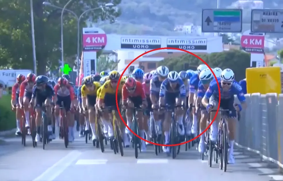 Evenepoel spreekt van 'shock' na nipt ontwijken van crash: 'Denk dat het Groves was die Ballerini duwde'