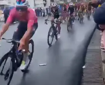 🎥 Pech, telefoon weg: Giro-peloton kent geen genade voor gevallen mobiel toeschouwer