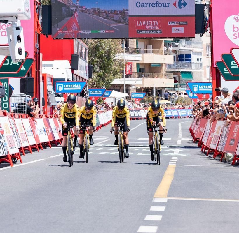 Jumbo-Visma wint spannende ploegentijdrit La Vuelta Femenina, Van Vleuten zet Vollering op minuscule achterstand