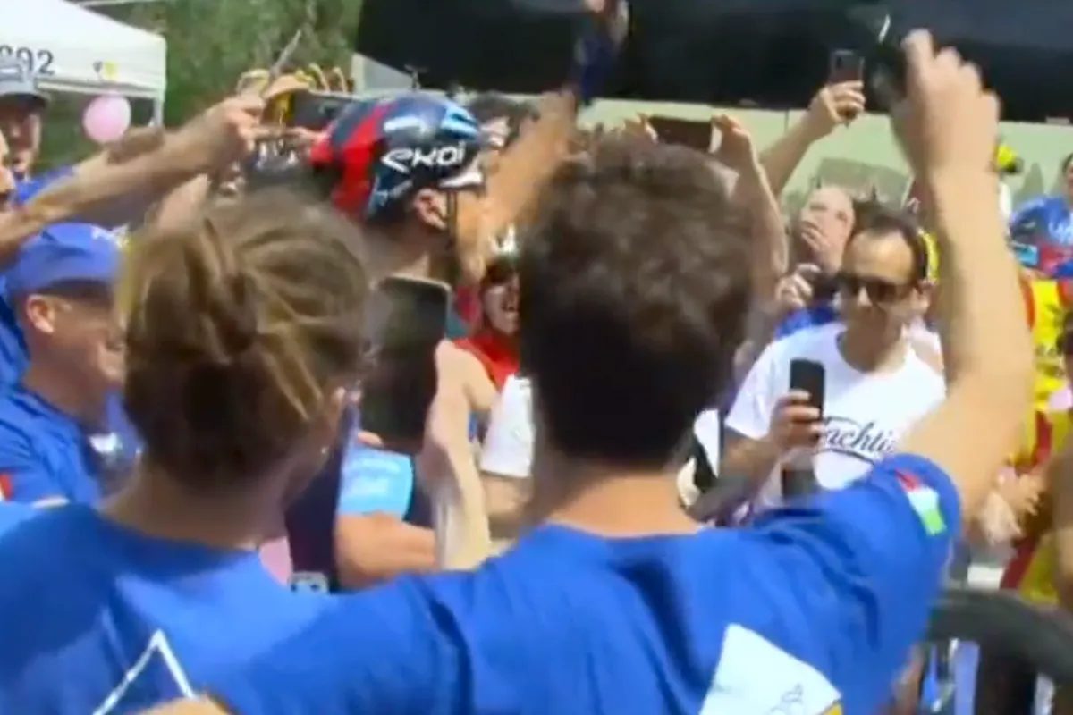 🎥 Atje voor de sfeer! Marco Frigo stopt voor zijn fans en neemt een versnapering in Giro