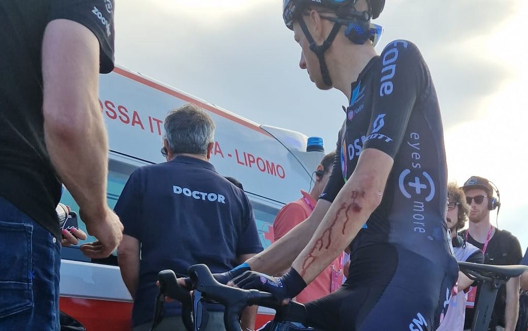 Arme Tusveld komt 'redelijk gehavend' uit Giro-crash, maar heeft niets gebroken: 'Was een heftige crash'