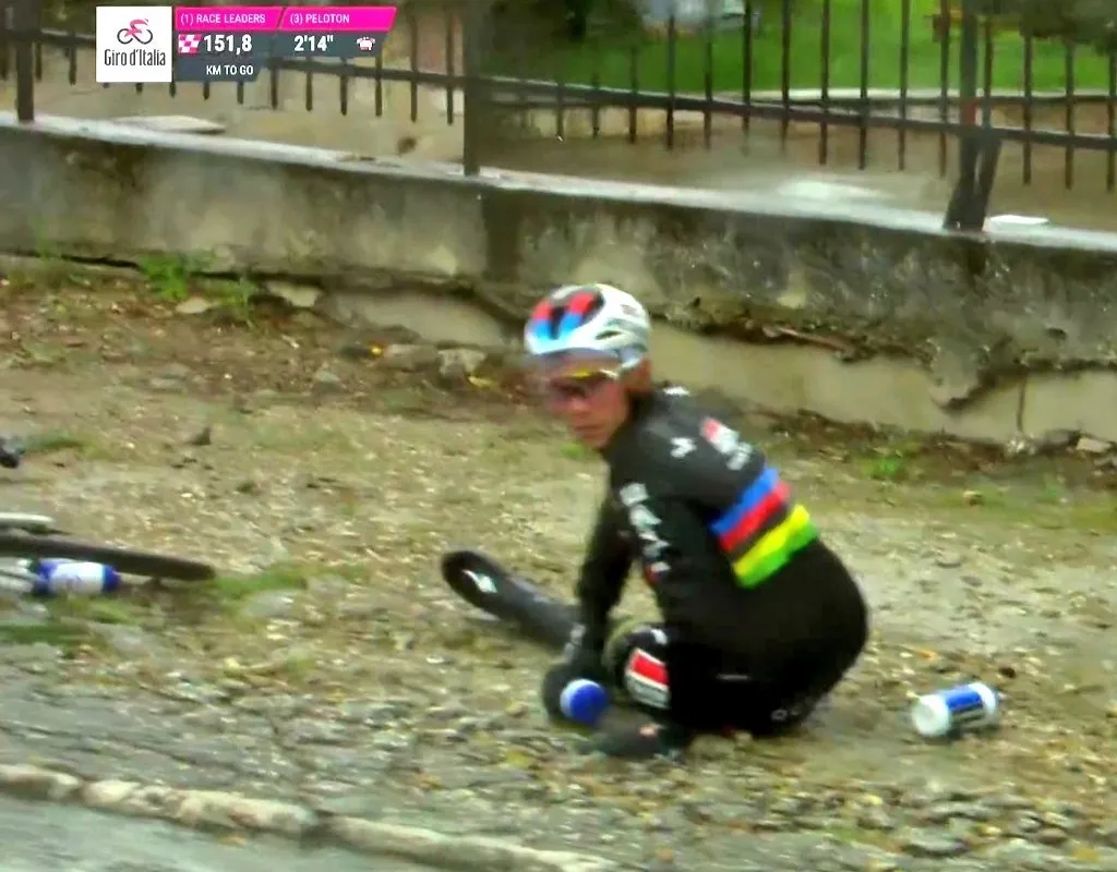 🎥 Ballerini valt over hond en neemt Evenepoel mee, wereldkampioen steekt duimpje op naar camera