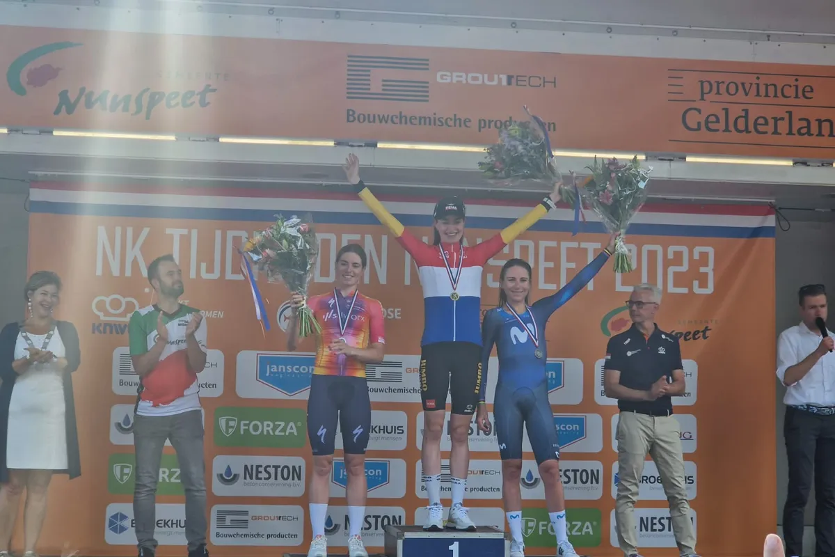 Magnifieke Markus rekent overtuigend af met Vollering en Van Vleuten op NK tijdrijden