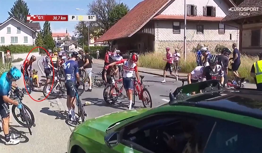 🎥 Koen Bouwman voornaamste slachtoffer van grote valpartij in tweede etappe Ronde van Zwitserland