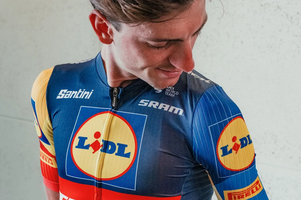 Veelal lollige reacties op nieuwe tenue Lidl-Trek, in totaal elf (!) teams met speciale Tour-outfit