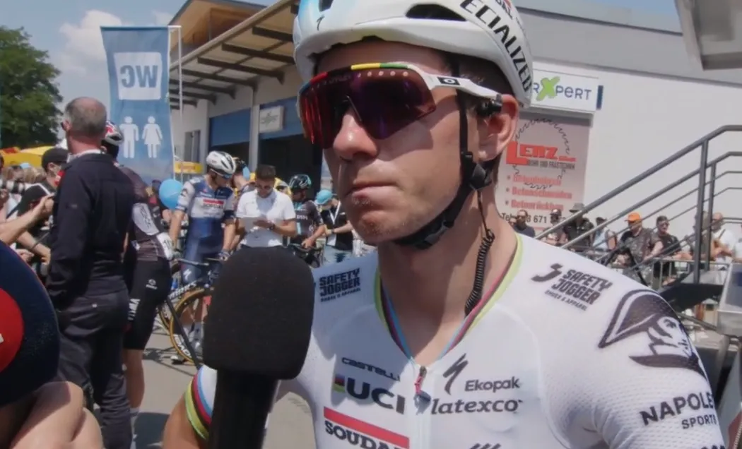 Minuut stilte bij de start van alles zaterdagkoersen, Evenepoel en Van Aert emotioneel bij vertrek