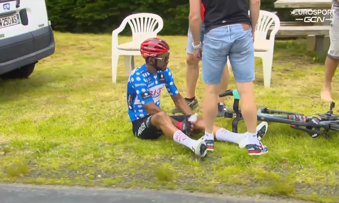 🎥 Auuuucccchhh! Bergkoning Donavan Grondin en Castroviejo krijgen te maken met heftige krampaanval in Dauphiné
