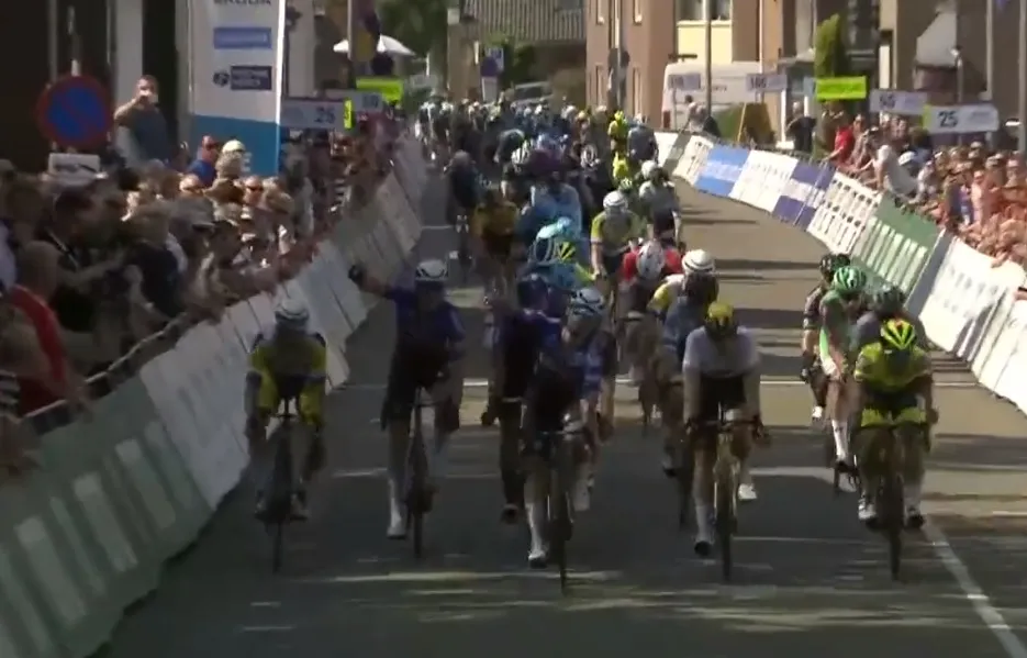 Mareczko profiteert optimaal van pech Cavendish en bijna-val Kooij en wint massasprint in ZLM Tour