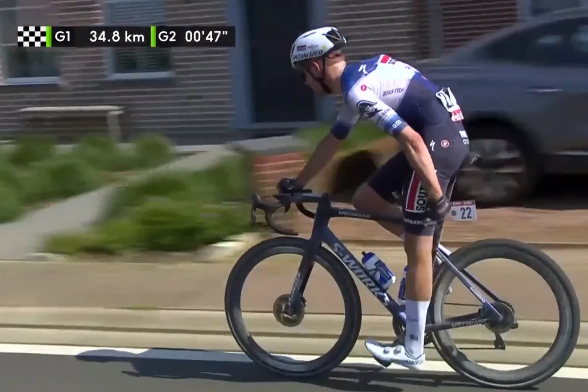 🎥 Klein drama in Dwars door het Hageland: Casper Pedersen krijgt kramp in gewonnen positie