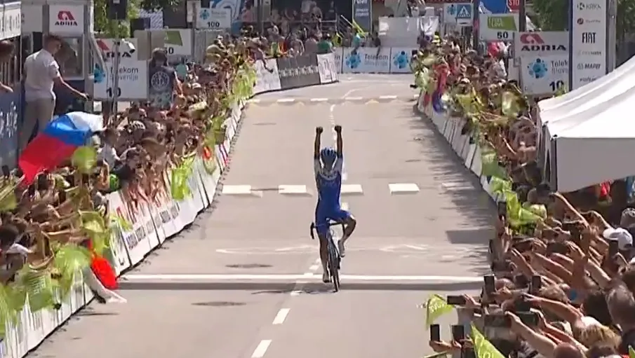 Bizar 1-2tje Jayco-AlUla in Slovenië: Knecht Peña wint met schakelprobleem na crash en revival van kopman Zana