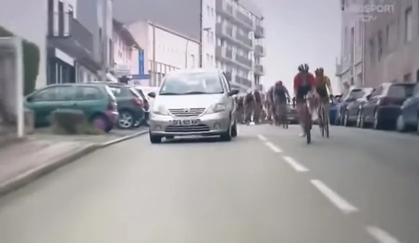 Koersdirecteur betuigt spijt na beledigende teksten over stakend vrouwenpeloton: 'Het was een puinhoop'